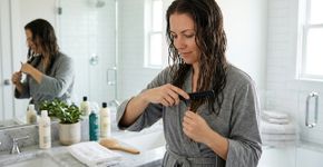 O cabelo molhado embaraça e quebra com mais facilidade: trocar a escova por um pente largo reduz puxões na hora de desembaraçar