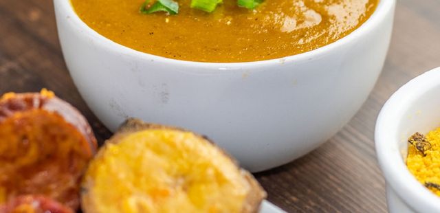 Caldo de milho com bacon e frango: reconforto em cada colherada