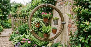 Um pneu de bicicleta velho pode virar um detalhe decorativo inesperado para o jardim