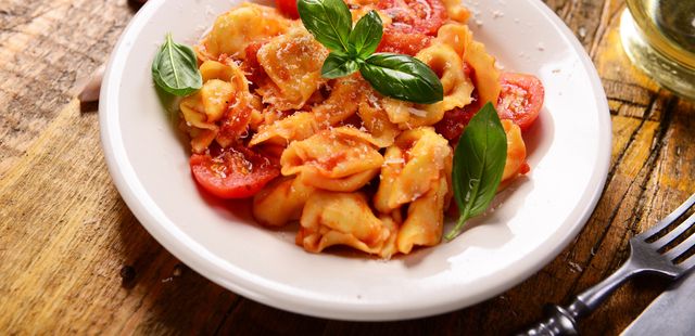 Tortellini cremoso com tomate e manjericão: um abraço em forma de jantar!