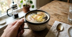 É por isso que você coloca manteiga e canela no café