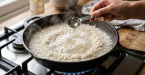Para que serve colocar uma colher de vinagre no arroz e por que é recomendado