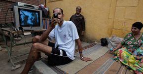 Série retrata famílias que vivem em um cemitério no Cairo