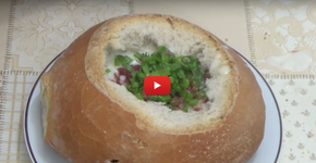 Espante o frio: sopa de batata com bacon no pão italiano