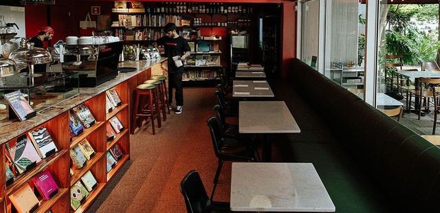 Os melhores cantinhos que unem café & livros por SP