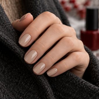 Featured mobile: Nem vermelho nem cinza: esta é a cor de esmalte que promete ser a grande tendência do inverno