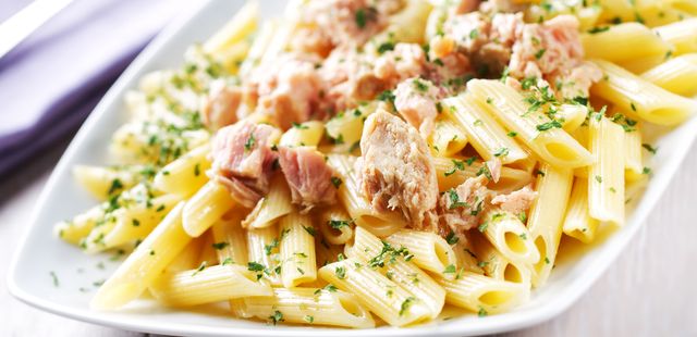 Você só precisa de 20 minutos para fazer este macarrão cremoso com atum e milho irresistível