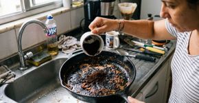 Derramar café em panelas: Para que serve e por que é útil