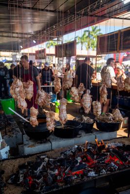 Mais do que um evento gastronômico, o Caminhos de Fogo se posiciona como um espaço de experimentação. É aquele tipo de rolê em que você prova algo novo, aprende sobre técnicas e ainda curte um clima leve, ao ar livre, cercado por gente que também ama comer bem