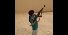 Menina de 10 anos brinca com fuzil e quase acerta cinegrafista