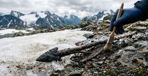 Uma flecha de 5.000 anos surge enquanto o gelo derretido das montanhas da Noruega revela descobertas arqueológicas mais antigas
