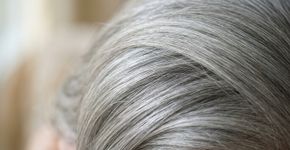 Qual é a finalidade de usar vinagre e bicarbonato de sódio nos cabelos grisalhos e como aplicá los corretamente