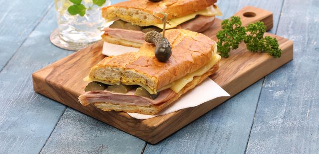 Aprenda o sanduíche cubano de filme feito na sanduicheira em minutos