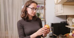 Fruta com mofo: dá para cortar a parte estragada e comer o restante?