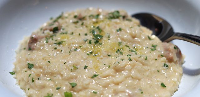 Arroz cremoso quatro queijos de panela só: o acompanhamento que vira protagonista
