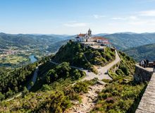 Featured side: A vila no norte de Portugal com um santuário lendário e uma das maiores cascatas da Europa