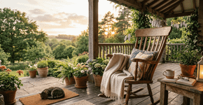 Conforto e leitura: a poltrona de balanço que saiu do quintal para decorar a varanda
