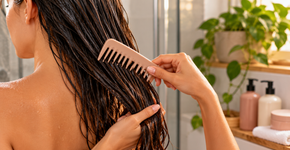 Nem escova, nem força no cabelo molhado: pente largo reduz tração enquanto desembaraça