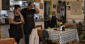 Idoso almoça sozinho no mesmo restaurante durante cinco anos, falta pela primeira vez e faz os funcionários descobrirem que ele precisava de ajuda em casa