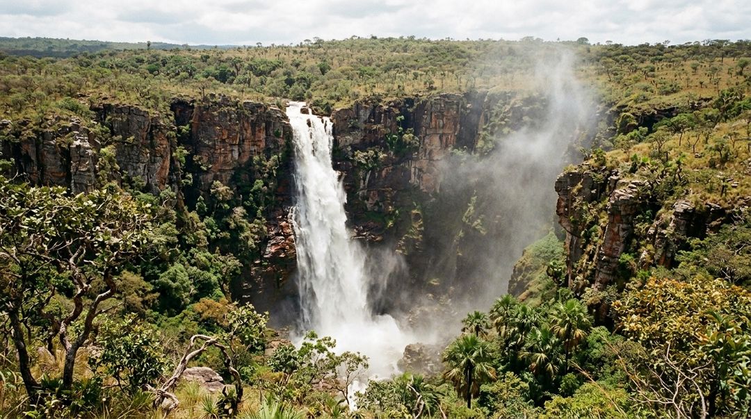 A grandiosa Cachoeira Casca dAnta impressiona com sua queda de cento e oitenta e seis metros.