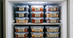 O freezer virou um cemitério de potes sem data: escrever o conteúdo e o dia na tampa evita descobrir meses depois o que estava congelado