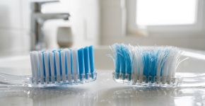 A escova de dentes não deve ser trocada somente quando as cerdas estiverem abertas ou completamente gastas: este é o intervalo recomendado para fazer a substituição