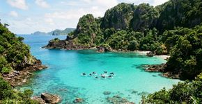 A 340 quilômetros do continente, praias, falésias vulcânicas e águas repletas de vida marinha cercam o arquipélago brasileiro onde cerca de 70% da ilha principal integra um parque nacional e uma baía abriga uma população excepcional de golfinhos residentes