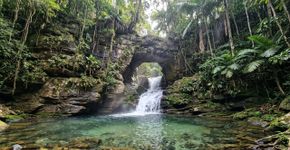 Cercada pela Floresta Amazônica, essa cidade se destaca por suas cachoeiras, cavernas, corredeiras e trilhas, sendo um destino ideal para quem busca natureza e aventura