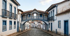 Casarões coloridos dos séculos XVIII e XIX, ruas sinuosas e um desnível de 150 metros entre montanhas rochosas: a cidade mineira moldada pela corrida dos diamantes que preserva seu traçado colonial como Patrimônio Mundial