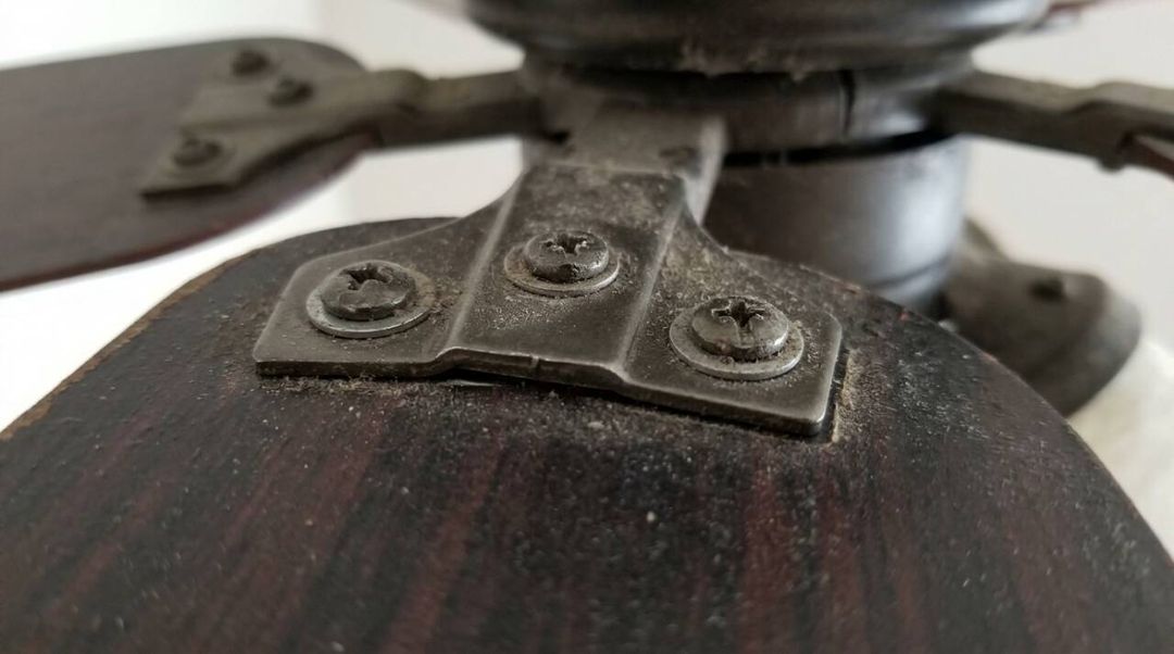 Ventilador de teto vibrando pode ter relação com pás, sujeira ou fixação. Veja o que observar com o aparelho desligado e quando chamar um técnico.
