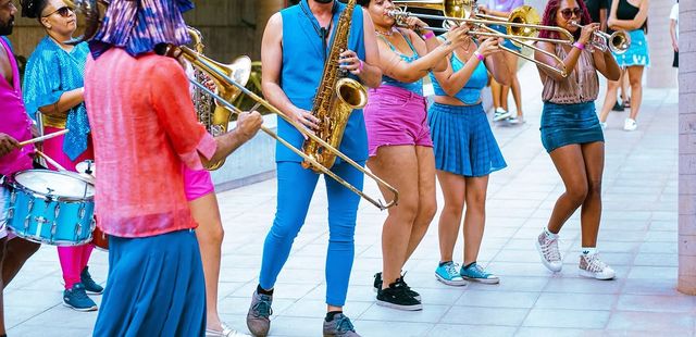 Baile Do Mp: Cerca Frango E Cornucópia Desvairada