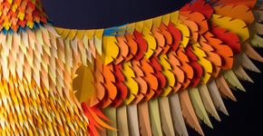 Dupla de designers cria esculturas com restos de papel para incentivar a reciclagem