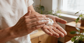 Você nunca mais vai sofrer com pele seca após testar esse creme hidratante caseiro para as mãos