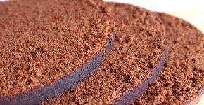 Bolo pão de ló de chocolate para comer ainda quentinho