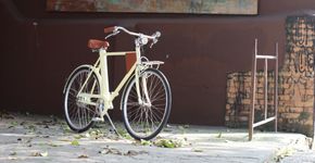 Bike elétrica brasileira faz 25 km/h e traz carregador de celular