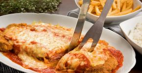 Sem ideia para o jantar? Aprenda esta receita fácil de bife à parmegiana