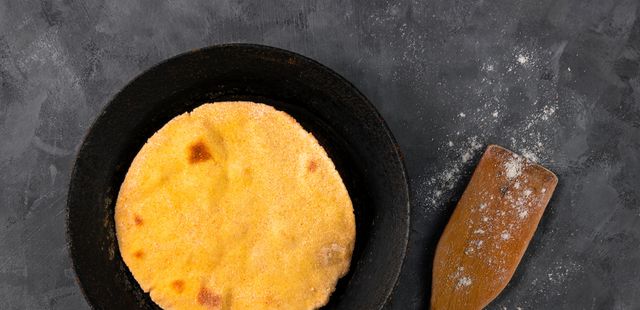 O pão de frigideira que salva qualquer café da manhã e não leva fermento