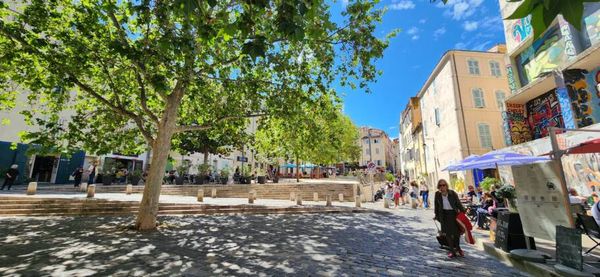 Le Panier é famoso por suas ruas estreitas e sinuosas, fachadas coloridas, ateliês e murais vibrantes de arte urbana que transformam suas ladeiras em um museu a céu aberto