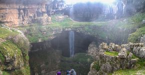 Caverna das Três Pontes, no Líbano, ganha cachoeira quando neve derrete