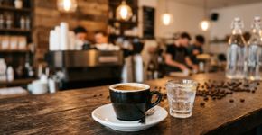 Por que servem um copo d’água com café na Itália? A explicação por trás de uma tradição que devemos copiar