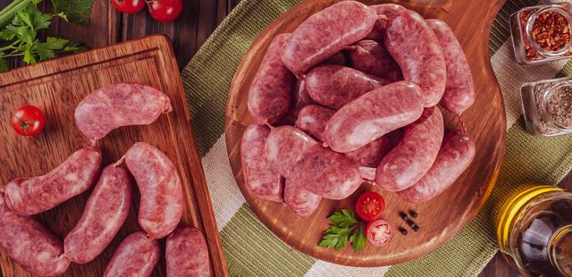 Linguiça toscana com salada de repolho para se refrescar