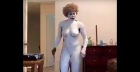 Protesto: mulher negra pinta seu corpo de branco