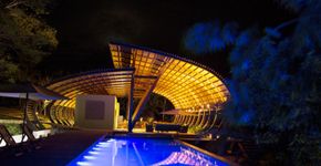Hotel às margens do rio Negro tem formato de barco de ponta cabeça