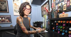Pernambucana cobre cicatrizes femininas com tatuagens grátis