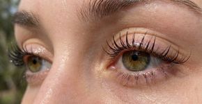 Umedeça os cílios com solução micelar e aplique máscara transparente com uma escovinha. Eles ficarão naturalmente mais definidos durante o dia, sem o uso de rímel pigmentado. Uma maneira de destacar os cílios