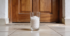 Por que se deve colocar sal grosso atrás da porta de casa
