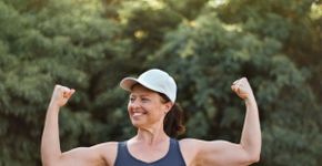 Braços femininos fortes e definidos: 4 estratégias para alcançar mais músculos
