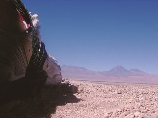 A foto de Dane Bruckman no Deserto do Atacama, faz com que seu pé pareça gigante