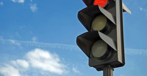 Sinal branco? Entenda o que significa a nova cor nos semáforos