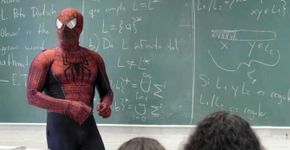 Este professor dá aula de ciências vestido como Homem-Aranha